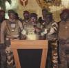 Diese Aufnahme zeigt den Sprecher der meuternden Soldaten, der im staatlichen Fernsehen verkündet, dass sie die Macht in Gabun übernommen hätten.