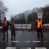 Klimaaktivisten der Gruppe Letzte Generation blockieren in Berlin eine Zufahrt zur Stadtautobahn.