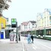 Nicht ganz ungefährlich: Fahrgäste der Straßenbahn müssen auf dem Weg zur Tram über einen relativ breiten Fahrstreifen laufen. Die Arge Göggingen spricht sich für die Verlegung der Schienen an den Bordstein aus. Vielen ist jedoch auch der kleine Schmuckladen, der bis vor Kurzem eine Pizzabude war, ein Dorn im Auge. Foto: Kaya