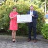 Marion Schweitzer von der Firma Erwin Müller übergab Lebenshilfe-Geschäftsführer Dominik Kratzer den symbolischen Spendenscheck in Höhe von 2500 Euro.  	