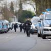 Polizeibeamte sichern am 12. April in Dortmund eine Straße. Unweit der Sperre explodierten am Vorabend neben dem BVB-Mannschaftsbus drei Sprengsätze. 