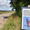 Mit solchen Schildern warnt die Gemeinde Huisheim vor den aggressiven Raubvögeln. 