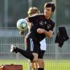 Joachim Löw macht auch mit dem Ball am Fuß eine gute Figur. Der Nationaltrainer jongliert während einer Trainingseinheit mit dem runden Leder. 