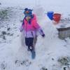 Nach den Schneefällen präsentiert sich auch der Landkreis Dillingen als Winterwunderland. Die vierjährige Linda aus Höchstädt hat mit ihrem Papa eine Schneehöhle gebaut. 