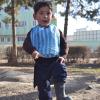 Der kleine Murtasa Ahmadi steht in Kabul in Gummistiefeln und in einem Lionel-Messi-Trikot aus einer Plastiktüte auf einem Platz. Die Geschichte des fünf Jahre alten Fußballfans ging um die Welt. Der Junge hofft darauf, sein Idol bald zu treffen. 