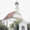 Die Kirche St. Oswald in Glöttweng mit dem Bildstock „Zur schmerzhaften Muttergottes“.  