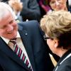 Horst Seehofer gratuliert Barbara Stamm zu ihrer Wahl zur Landtagspräsidentin. 