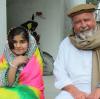 Reinhard Erös, Gründer der Kinderhilfe Afghanistan, mit einem afghanischen Mädchen, das eine der vielen Schulen der Hilfsorganisation besucht.  