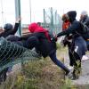 Seit Wochen versuchen immer wieder hunderte Flüchtlinge nachts zum Eurotunnel vorzudringen, um an Bord von Güterzügen nach Großbritannien zu gelangen.