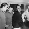 Die frühen Jahre: Jupp Posipal (l-r), Uwe Seeler und Trainer Sepp Herberger schauen Werner Kohlmeyer beim Kochen zu.