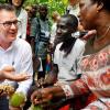 Entwicklungsminister Gerd Müller bei einem Besuch in der Elfenbeinküste. Deutschland verstärkt unter anderem dort die Hilfen.