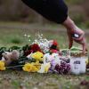 Blumen am Tatort nahe dem Schulzentrum in Wiblingen: Hier ist am Ostermontag ein Mädchen getötet worden.