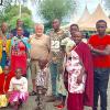 Herbert Baumann (fünfter von rechts) aus Meitingen besuchte in Masimba auch eine Massai-Großfamilie mit geförderten Schülern.