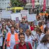 Mehrere hundert Apothekerinnen und Apotheker demonstrierten am Mittwoch in der Würzburger Innenstadt. Sie protestierten unter anderem für eine bessere Versorgung der Kunden, angemessene Honoraranpassung und Unterstützung der Wirtschaft durch Produktion und Vertrieb der Medikamente im Inland.