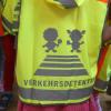Die Erstklässler der Theresia-Gerhardinger-Grundschule bekamen ihre Sicherheitswesten. 	<b> Foto: Annemarie Rencken</b>

