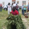 Mit einem Tanz und Trommeln sorgten die jungen Männer aus Afrika für die nötige Stimmung beim „Familienfest“ in Anwalting. 