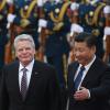 In Peking ist ein Hotel geräumt worden, in dem auch Bundepräsident Joachim Gauck Gast war. Hier ist er mit dem chinesischen Präsidenten  Xi Jinping zu sehen. 