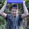 Die "Ice Bucket Challenge" sollte auf die Krankheit ALS aufmerksam machen: 
Auch Mark Zuckerberg machte sich 2014 nass. 