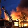Der Edeka in der Lutzinger Straße in Höchstädt stand in der Nacht zum Sonntag in hellen Flammen. Die Feuerwehren konnten ein Niederbrennen des Gebäudes nicht verhindern.  	