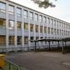Die Albert-Einstein-Schule in Haunstetten ist in die Jahre gekommen und muss saniert oder neu gebaut werden. 