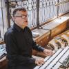 Martin Baker an der Orgel in der Stadtpfarrkirche Mariä Himmelfahrt. 