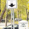 Am Badesee werden Nutzer des Parkplatzes zur Kasse gebeten. Ein Unbekannter hat das Verhalten der Stadt mit dem Wort „Abzocke“ auf dem Schild kommentiert. 