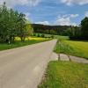 Zwischen Osterzhausen und Ebenried sind Autofahrer oft sehr schnell unterwegs - eine Gefahr für Fußgängerinnen und Radler. Ein Geh- und Radweg wäre wünschenswert, sagte ein Bürger.