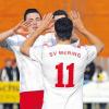 Da kommt Freude auf: Anil Zambak (Nummer 11) beglückwünscht Admir Hajdarevic – beide Meringer Spieler trugen sich beim grandiosen 5:1-Sieg gegen den TSV Ottobeuren in die Torschützenliste ein. 