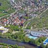 Ein Blick aus der Luft auf die Neu-Ulmer Weststadt: links unten im Bild die Baustelle für den Orange Campus, rechts unten das Donaubad, dahinter Villen, Einfamilienhäuser und Schrebergärten. 	