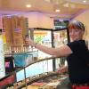 Elisabeth Majic ist die Chefin des Eiscafés Tutti Frutti in Friedberg. Wie alle Eisdielen-Betreiber im Landkreis musste auch sie den Kugel-Preis erhöhen. 