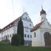 Der geplante Meditationsweg führt von der Abtei Oberschönenfeld bis zur Kapelle Maria Sieben Schmerzen am Weiherhof, dem Ursprungsort des Klosters. Zwölf Holzstelen aus Eiche begleiten ihn.