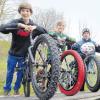 Jugendliche machen sich für eine Dirtbike-Strecke stark: (von links) Maurice, Stephan und Simon. 