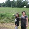 Sarah Stöckle (links) und Ulrike Wanderer wohnen am Rand eines Maisfeldes in Wertingen, das vor zwei Wochen ein Landwirt gespritzt hat.