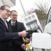 Bundesverkehrsminister Alexander Dobrinth (links) nahm die Ladesäule mit Peter-Markus Loew  (Tank und Rast) in betrieb.