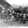 Jacques Anquetil (links) und Raymond Poulidor lieferten sich 1964 auf dem Puy de Dôme einen legendären Zweikampf. Jetzt kehrt die Tour dorthin zurück. 