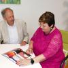 Die Weilheim-Schongauer Landrätin Andrea Jochner-Weiß erhielt das zweite vom Autor Hermann Martin signierte Buch, nachdem der bayerische Ministerpräsident Markus Söder anlässlich seines Besuchs im Radom bereits ein Exemplar bekommen hat.  