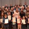 96 Sportler und zehn Funktionäre hat die Stadt Dillingen am Mittwochabend bei der Sportlerehrung im Stadtsaal ausgezeichnet. Das Foto zeigt die Sportler, die erstmals die Sportplakette in Gold oder Silber erhalten haben, die geehrten Funktionäre sowie Oberbürgermeister Frank Kunz und Dillinger Stadträte, die die Auszeichnungen vergeben haben.  	