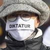 "Diktatur" steht auf der Nase-Mund-Bedeckung einer Teilnehmerin an einer "Querdenken"-Demonstration in Frankfurt am Main. Parallelen zum Nationalsozialismus sind keine Seltenheit unter den Demonstranten.
