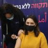 Eine Frau erhält im israelischen Ramat Gan die vierte Dosis des Corona-Impfstoffs.
