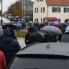 Hunderte warten am Montag im Regen auf ihre Impfung gegen Corona in Bonstetten. 