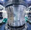 Blick in das Innere des Kernfusionsreaktors in Garching. Etwa dort, wo nun das Personal arbeitet, schwebt bei Betrieb das hocherhitzte Plasma, in dem Kernfusionen stattfinden.
