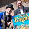 Clown Alexis Tonito (links) vom Circus Krone protestiert gegen die Horror-Clowns. Der Circus Krone bietet nun Anti-Angst-Kurse an (Rechts Krone-Pressesprecher Markus Strobl).