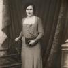 Im Jahr 1929 schloss Maria Rieger ihre Ausbildung zur Damenschneiderin mit der Note sehr gut ab. Das Bild zeigt sie mit ihrem Gesellenstück.
