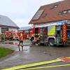 Ein großes Aufgebot an Einsatzkräften kämpft gegen die Flammen an einem landwirtschaftlichen Anwesen in Scheuring. Das Wohnhaus konnte bisher geschützt werden.