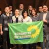 Der Ortsverband der Grünen in Untermeitingen: Die scheidende Gemeinderätin Theresa Probst (vorne links) hält das Banner. 