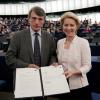  David Sassoli, EU- Parlamentspräsident, gratuliert Ursula von der Leyen nach der Bekanntgabe der Wahlergebnisse im Plenarsaal.