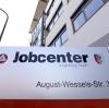 Lange Wartezeiten im Jobcenter machen Menschen, die dort Hilfe benötigen, das Leben schwer. 