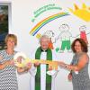 Nach 19 Monaten Bauzeit wurde der neue Kindergarten in Kleinkötz von Bürgermeisterin Sabine Ertle (links) an Pfarrer Johannes Rauch als Vertreter der Pfarrkirchenstiftung St. Nikolaus und Kindergartenleiterin Klaudia Schwarz übergeben.