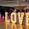 Ein rosaroter Teppich und das Wort "Love" begrüßten die Besucherinnen und Besucher auf der Friedberger Hochzeitsmesse.

