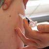 Eine junge Frau bekommt eine Impfung. In Deutschland werden zu wenige Kinder gegen Polio geimpft.